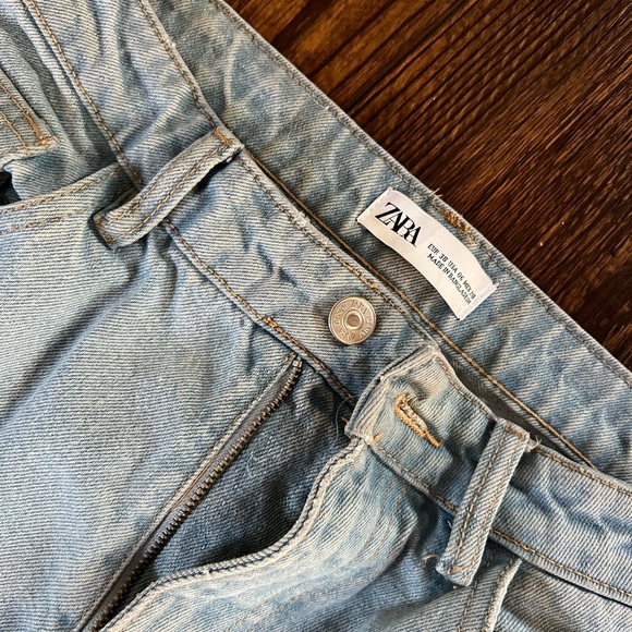 Zara Lightwash Denim Jeans - Picture 2 of 3